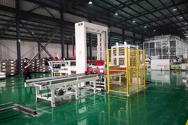 High speed low level palletizer (11)